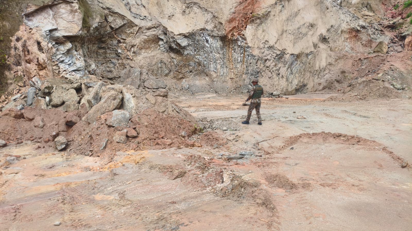 Batalhão de Polícia Ambiental identifica extração mineral em Paraty, degradando cerca de mil metros quadrados 