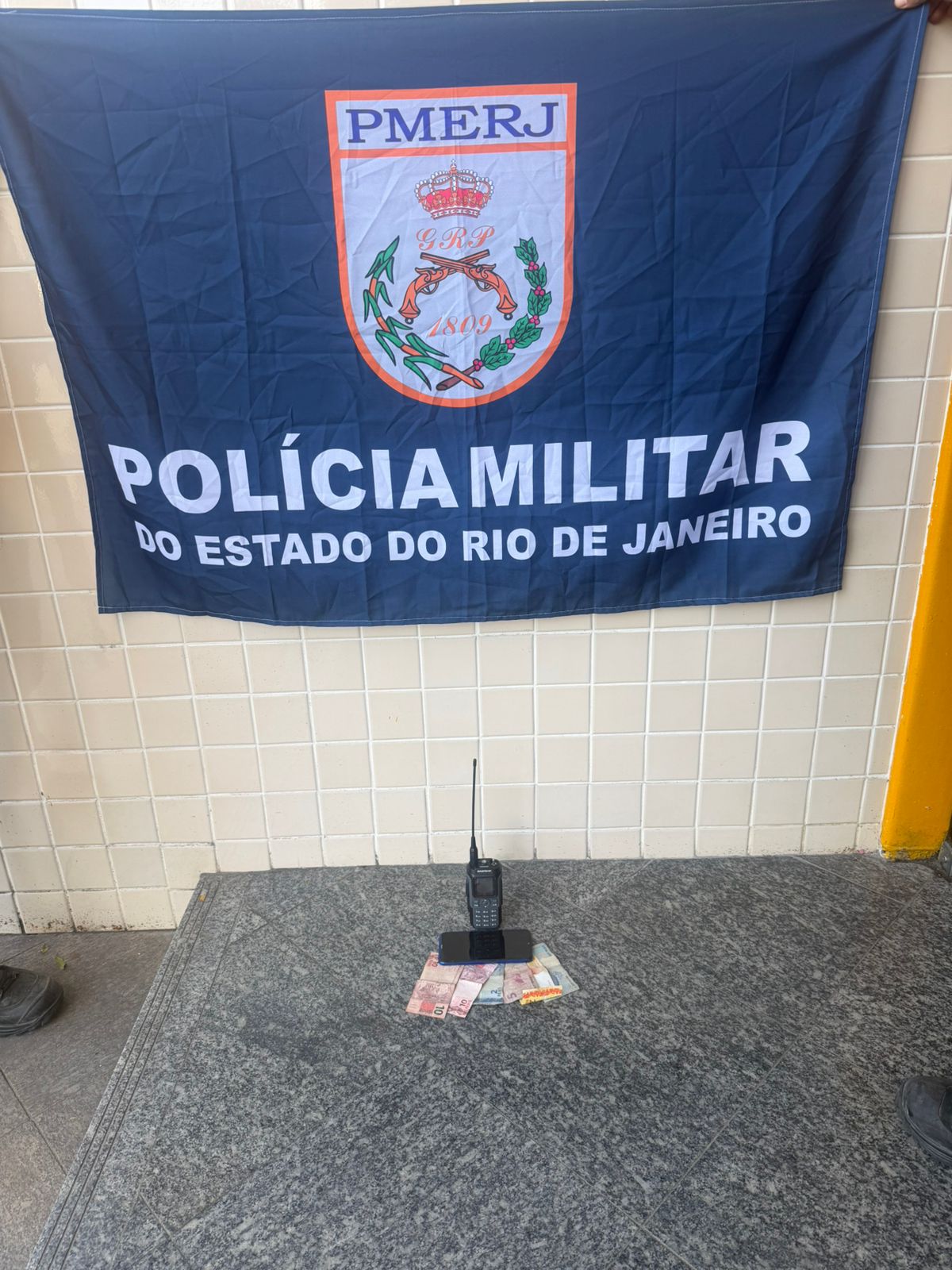 Com ajuda do Disque Denúncia, PM captura traficantes e apreende rádio transmissor em Niterói