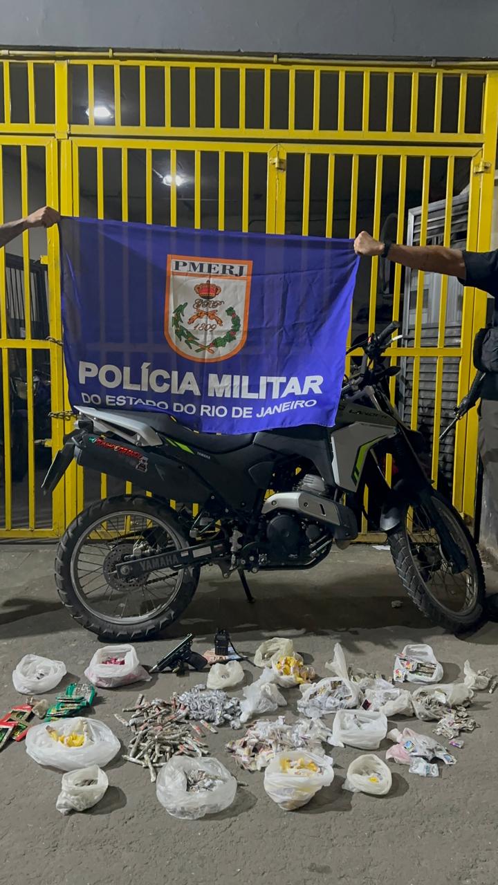 7º BPM apreende pistola, drogas e moto em São Gonçalo