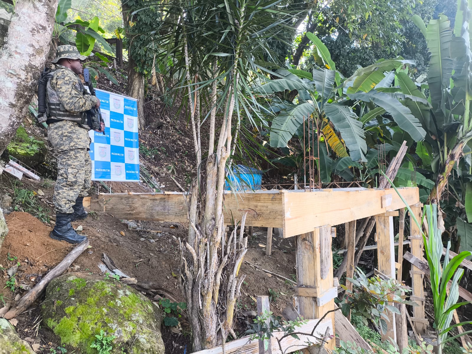 Em Angra dos Reis, polícia ambiental identifica crimes contra o meio ambiente na Praia do Machado 