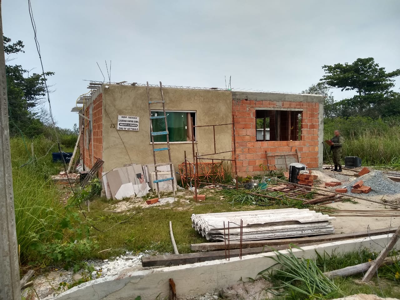 Denúncia leva polícia a flagrar construção irregular em Área de Proteção Ambiental no município de Araruama