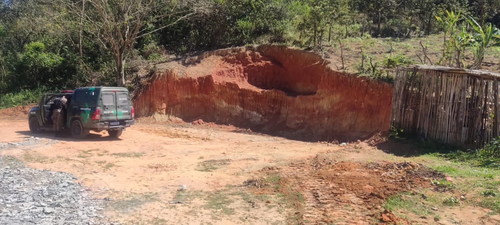 Polícia identifica terreno com indícios de extração irregular de barro em Nova Iguaçu (dd 3732.08.23)