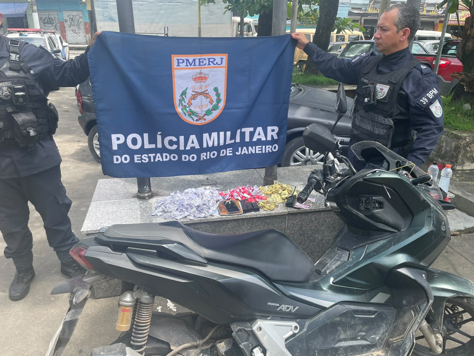PMs do 39° BPM apreendem drogas e munições em Belford Roxo, com informações do Disque Denúncia