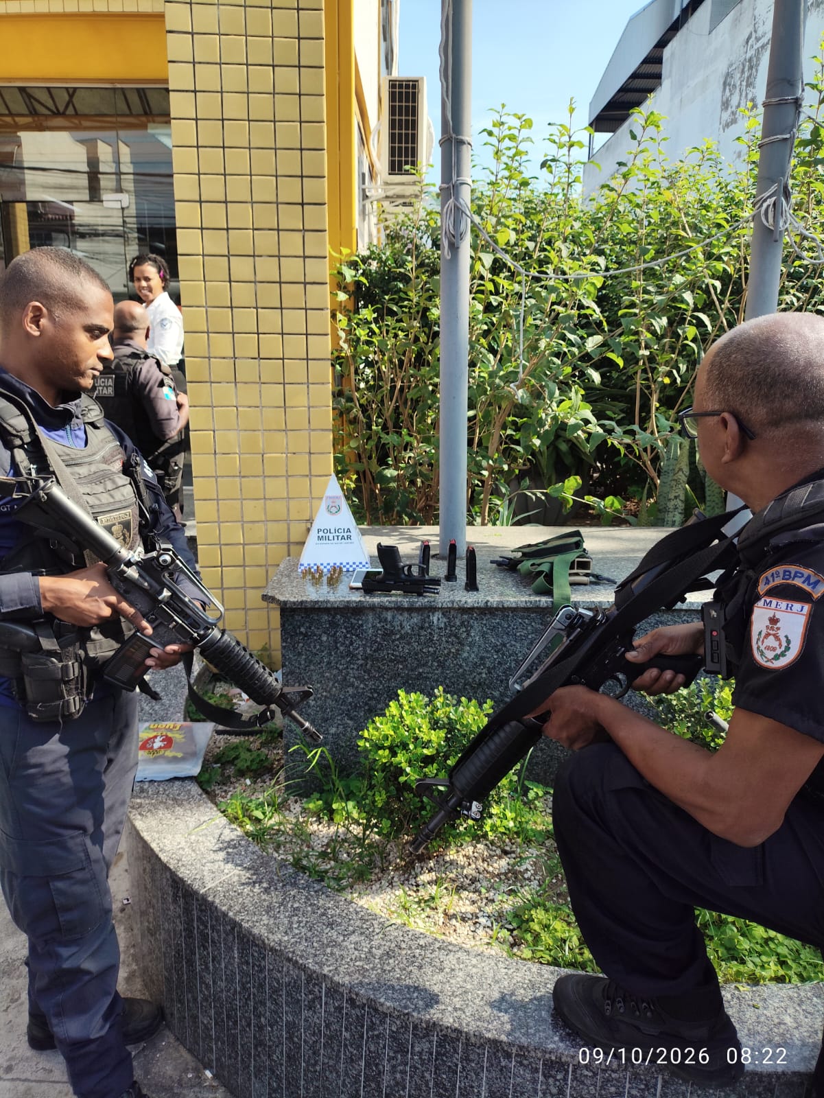 Com informações do Disque Denúncia, militares do 41° BPM apreendem pistolas e munições em Barros Filho