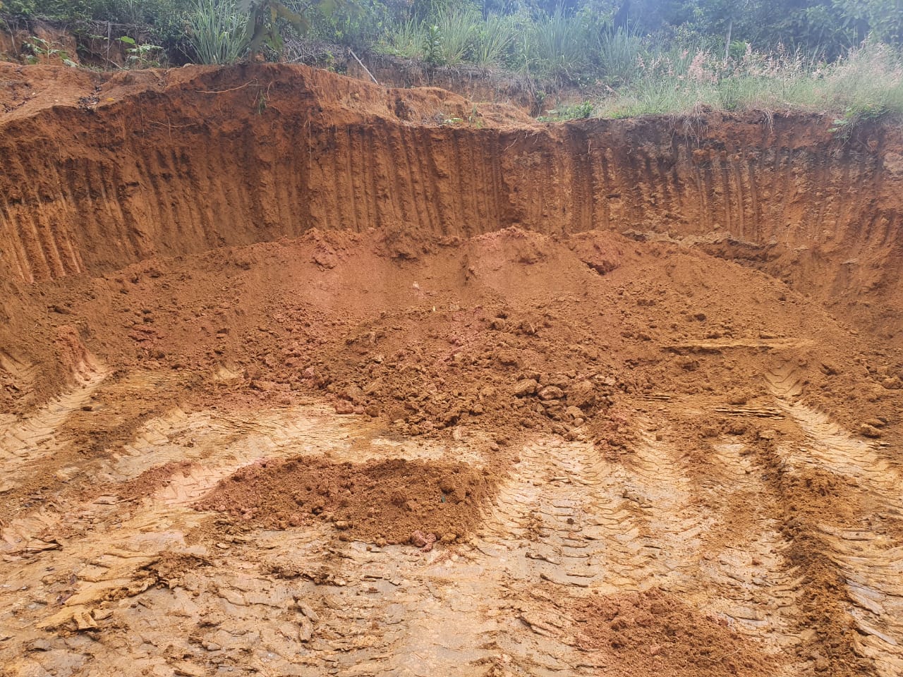 Ambiental encontra terreno com indícios de extração mineral em Magé