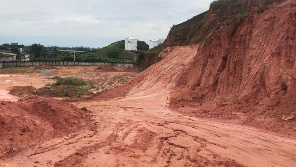 Denúncia do Linha Verde leva polícia a identificar terreno com indícios de movimentação do solo e extração mineral em Duque de Caxias