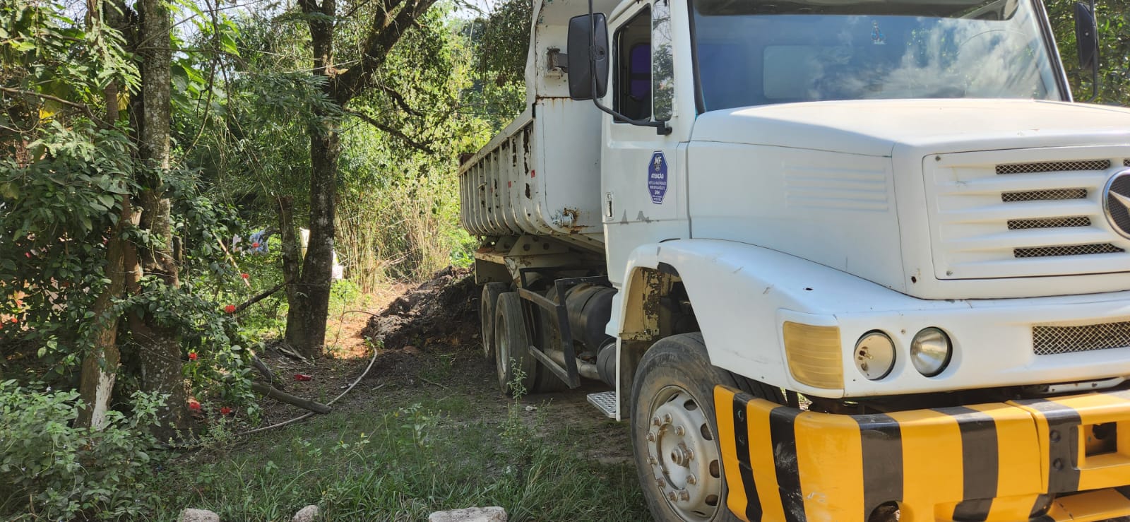 Polícia flagra despejo irregular de resíduos de construção civil em Magé