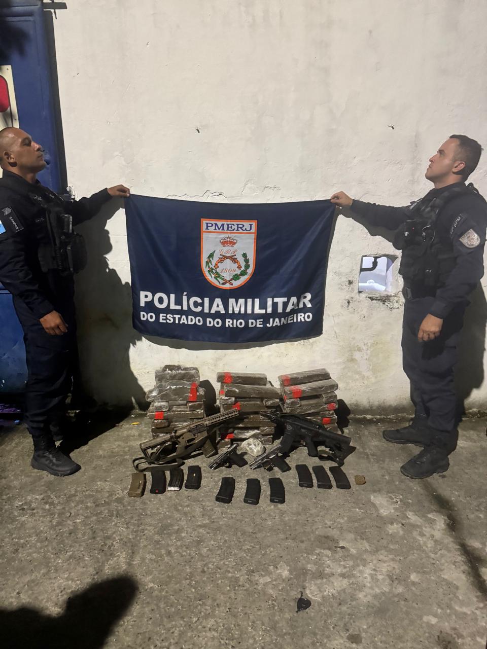 PM apreende fuzis, pistolas e 45 kg de maconha em ação em Realengo após denúncia do Disque Denúncia