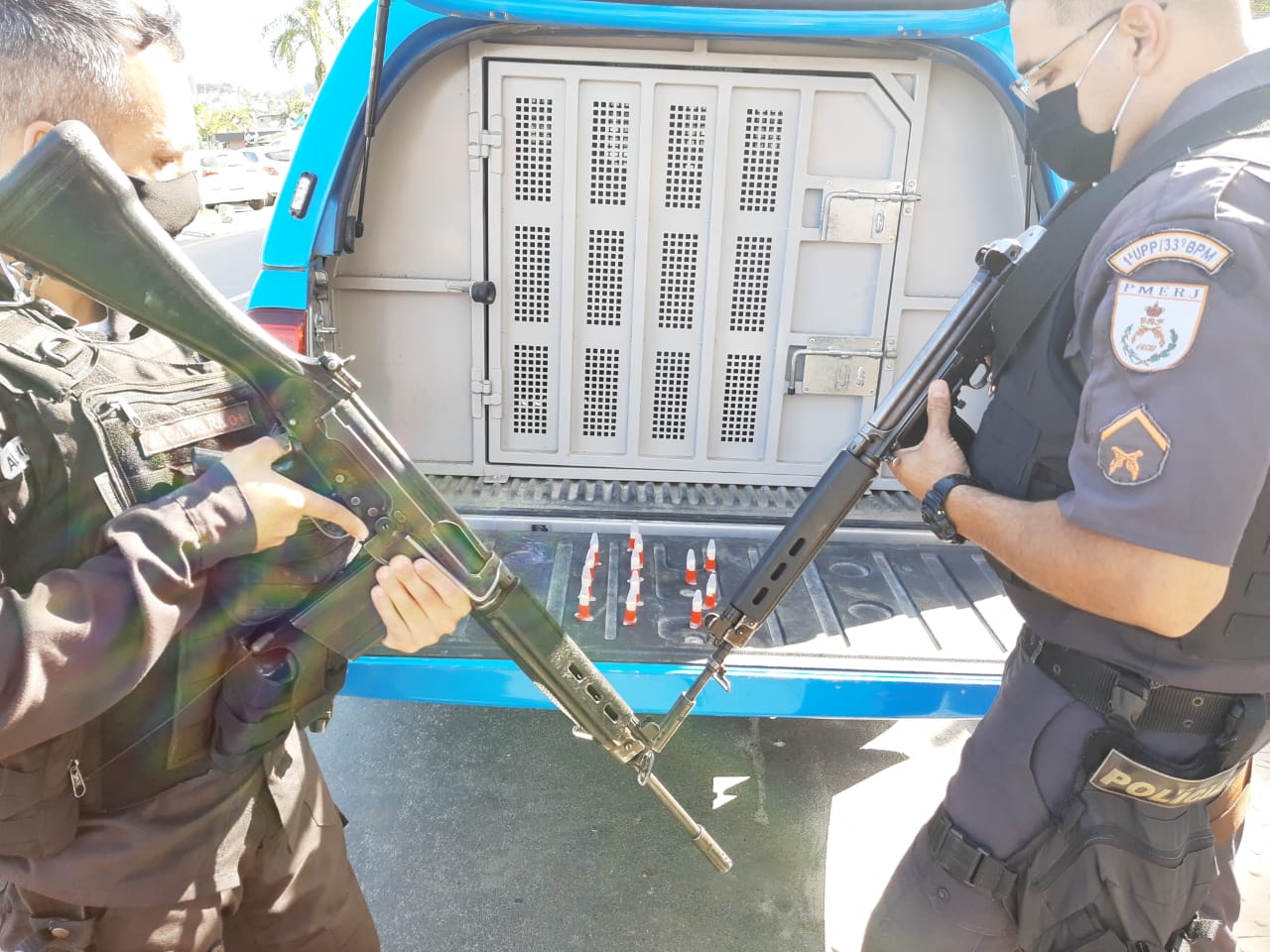 Pinos de cocaína são apreendidos por policiais militares da UPP Frade