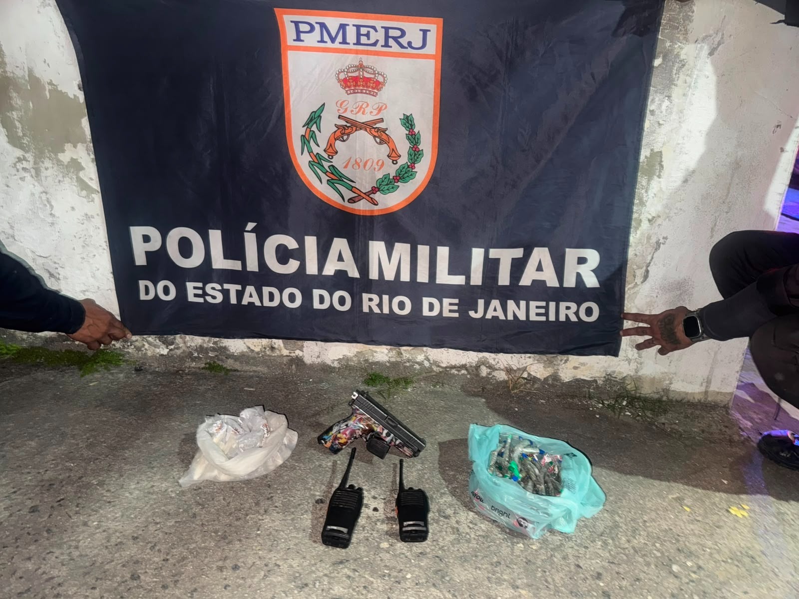 Pistola e drogas são apreendidas pelo 7° BPM em São Gonçalo, após informações compartilhadas pelo Disque Denúncia
