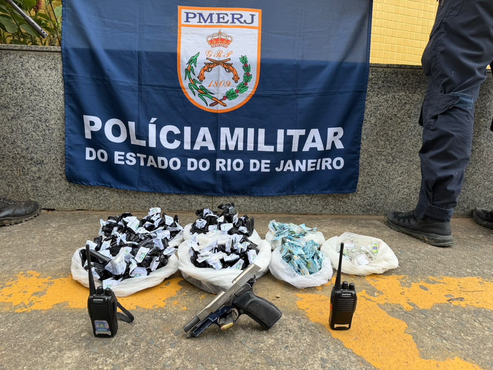 24°BPM apreende pistola, drogas e rádio transmissores em Queimados, depois de ajuda do Disque Denúncia