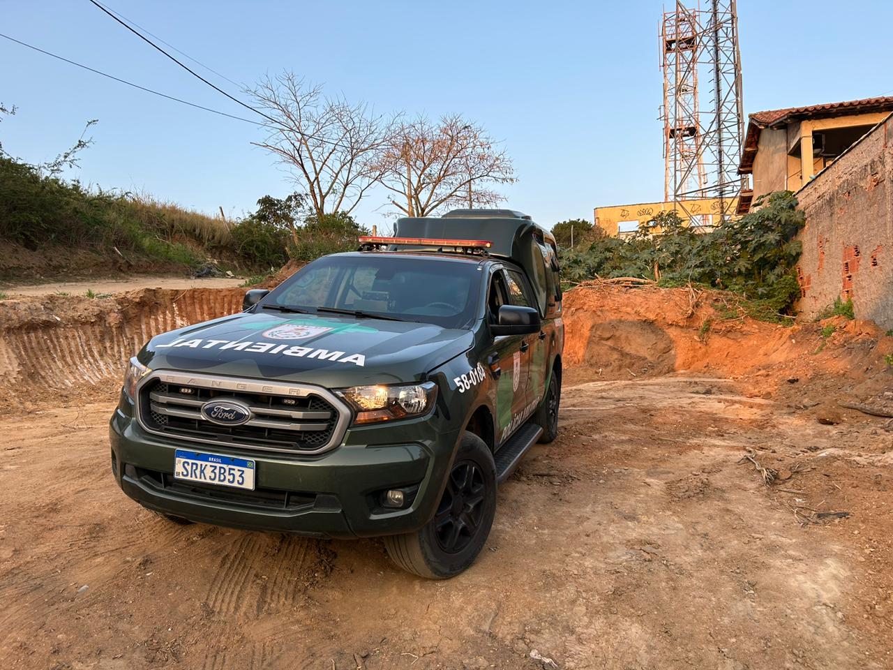 Indícios de extração mineral e corte de talude são encontrados pela polícia em São Pedro da Aldeia, após denuncia 